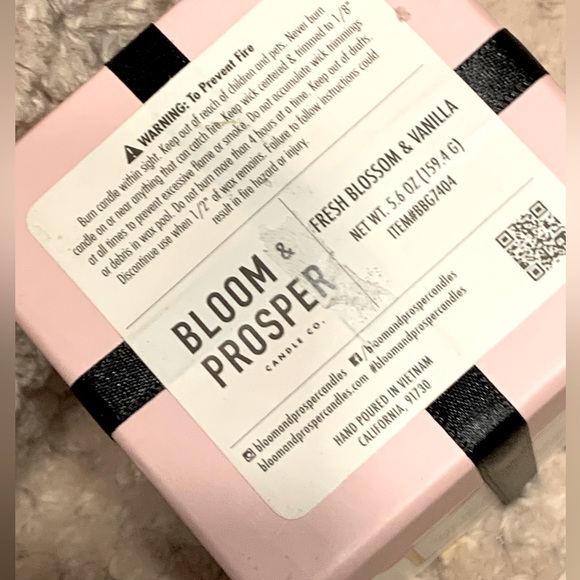 Bloom and Prosper Fresh Blossom and Vanilla Candle. - Picture 3 of 3